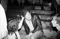 Image of sheet 19800340 photo 5: Limmatquai 
Ein verwundeter Demonstrant wird Nachts am Limmatquai von Sanitätspersonal Sanitäter betreut und abgeholt. Verletzung
Jugendbewegung Bewegig AJZ Zürcher Jugendunruhen Demonstrationen
Zürich protest youth movement 1980 √
