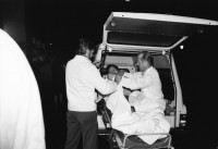 Image of sheet 19800340 photo 9: Verhaftung. Limmatquai Kurz Schaufenster wird eingeschlagen Getränke ausgeraubt Bellevue wird von Militär und Polizeifahrzeugen besetzt. Ein verwundeter wird am Limmatquai von der Sanität betreut und abgeholt.
Jugendbewegung Bewegig AJZ Zürcher Jugendunruhen Demonstrationen