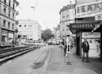 Image of sheet 19800341 photo 0: Nach Wohnungsnotdemonstration 137 Verhaftungen. Stauffacher Umbau. 'Tausche 4 Zi Abbruchwohnung gegen Villa am Zürichberg' 'Beton macht krank und unberechenbar' Helvetiaplatz. An der Nüschelerstrasse gibt es ein Polizeieinsatz mit Tränengas, die Leute flüchten in die Parkgarage. Verhaftung. Limmatquai Kurz Schaufenster wird eingeschlagen Getränke ausgeraubt Bellevue wird von Militär und Polizeifahrzeugen besetzt. Ein verwundeter wird am Limmatquai von der Sanität betreut und abgeholt.
Jugendbewegung Bewegig AJZ Zürcher Jugendunruhen Demonstrationen
Zürich protest youth movement 1980