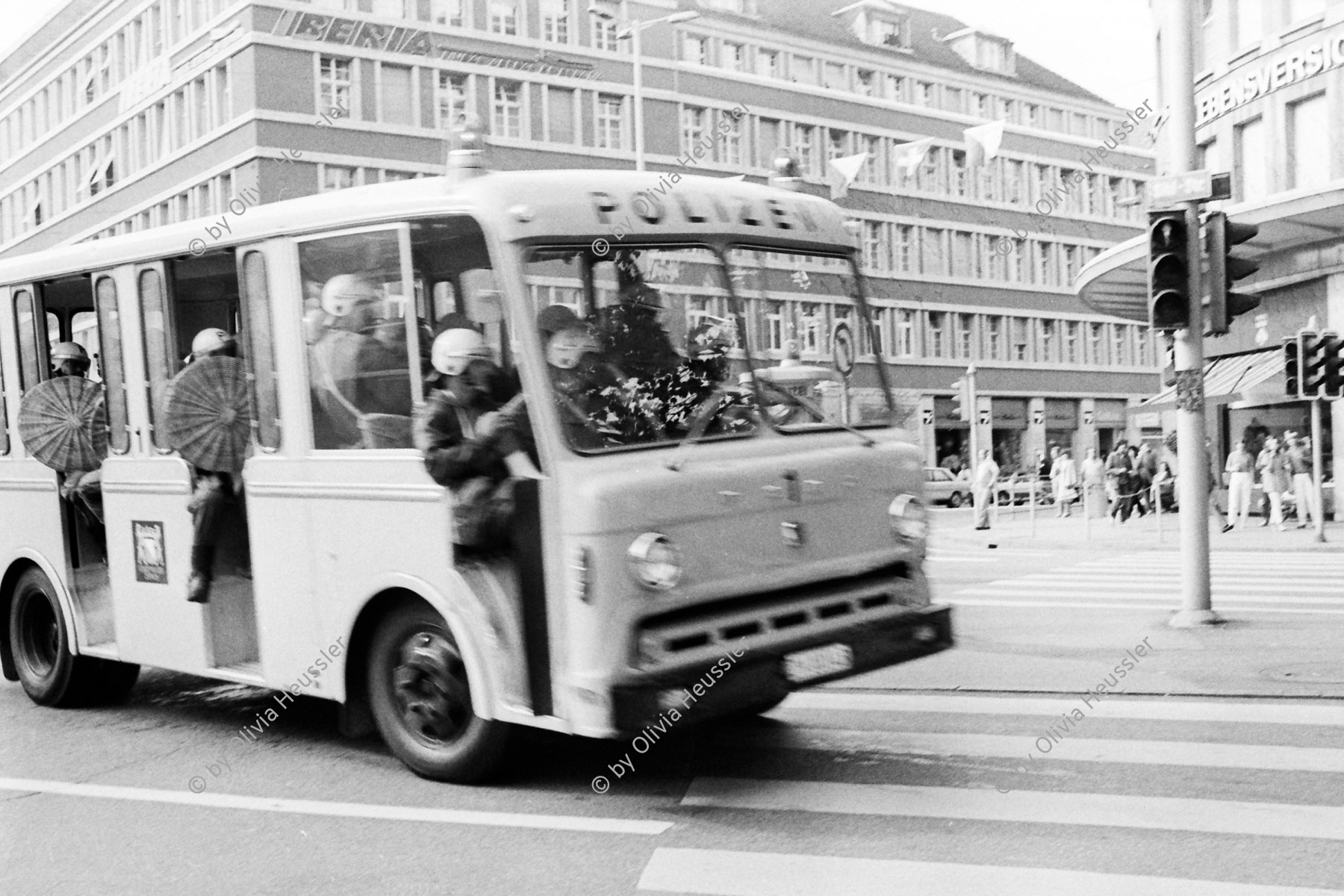 Image of sheet 19800341 photo 10: Nach Wohnungsnotdemonstration 137 Verhaftungen. An der Nüschelerstrasse gibt es ein Polizeieinsatz Polizei Grenadiere sitzen mit Korbschildern im Einsatzwagen in voller Fahrt, mit Tränengas, die Leute flüchten in die Parkgarage. 
Jugendbewegung Bewegig AJZ Zürcher Jugendunruhen Demonstrationen
Zürich protest youth movement 1980 √