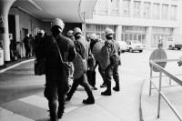 Image of sheet 19800341 photo 14: Nach Wohnungsnotdemonstration 137 Verhaftungen. An der Nüschelerstrasse gibt es ein Polizeieinsatz mit Tränengas, die Leute flüchten in die Parkgarage. Verhaftung. 
Jugendbewegung Bewegig AJZ Zürcher Jugendunruhen Demonstrationen
Zürich protest youth movement 1980 √