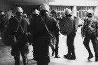 Image of sheet 19800341 photo 15: Nach Wohnungsnotdemonstration 137 Verhaftungen. An der Nüschelerstrasse gibt es einen Polizeieinsatz mit Tränengas, die Leute flüchten in die Parkgarage. 
Jugendbewegung Bewegig AJZ Zürcher Jugendunruhen Demonstrationen
Zürich protest youth movement 1980 √