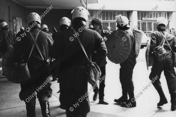 Image of sheet 19800341 photo 15: Nach Wohnungsnotdemonstration 137 Verhaftungen. An der Nüschelerstrasse gibt es einen Polizeieinsatz mit Tränengas, die Leute flüchten in die Parkgarage. 
Jugendbewegung Bewegig AJZ Zürcher Jugendunruhen Demonstrationen
Zürich protest youth movement 1980 √