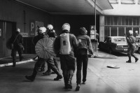 Image of sheet 19800341 photo 16: Nach Wohnungsnotdemonstration 137 Verhaftungen. An der Nüschelerstrasse gibt es einen Polizeieinsatz mit Tränengas, die Leute flüchten in die Parkgarage. 
Jugendbewegung Bewegig AJZ Zürcher Jugendunruhen Demonstrationen
Zürich protest youth movement 1980 √
