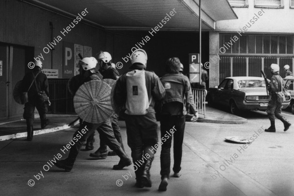 Image of sheet 19800341 photo 16: Nach Wohnungsnotdemonstration 137 Verhaftungen. An der Nüschelerstrasse gibt es einen Polizeieinsatz mit Tränengas, die Leute flüchten in die Parkgarage. 
Jugendbewegung Bewegig AJZ Zürcher Jugendunruhen Demonstrationen
Zürich protest youth movement 1980 √