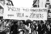 Image of sheet 19800341 photo 2: Demonstration gegen Wohnungspolitik in der Stadt Zürich. 08.80
Zürich housing protest banner youth movement 1980 √

Tausche 4-Zi Abbruchwohnung gegen Villa am Züriberg