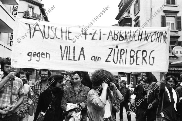 Image of sheet 19800341 photo 2: Demonstration gegen Wohnungspolitik in der Stadt Zürich. 08.80
Zürich housing protest banner youth movement 1980 √

Tausche 4-Zi Abbruchwohnung gegen Villa am Züriberg