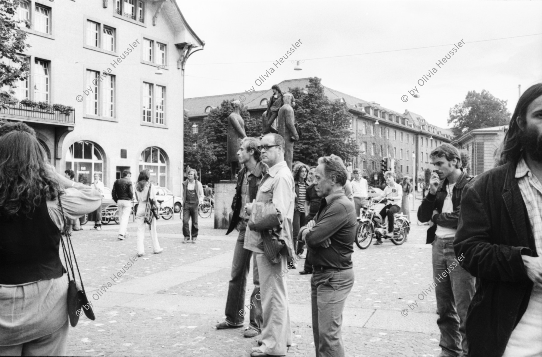 Image of sheet 19800341 photo 6: Nach Wohnungsnotdemonstration 137 Verhaftungen. Stauffacher Umbau. 'Tausche 4 Zi Abbruchwohnung gegen Villa am Zürichberg' 'Beton macht krank und unberechenbar' Helvetiaplatz. An der Nüschelerstrasse gibt es ein Polizeieinsatz mit Tränengas, die Leute flüchten in die Parkgarage. Verhaftung. Limmatquai Kurz Schaufenster wird eingeschlagen Getränke ausgeraubt Bellevue wird von Militär und Polizeifahrzeugen besetzt. Ein verwundeter wird am Limmatquai von der Sanität betreut und abgeholt.
Jugendbewegung Bewegig AJZ Zürcher Jugendunruhen Demonstrationen
Zürich protest youth movement 1980