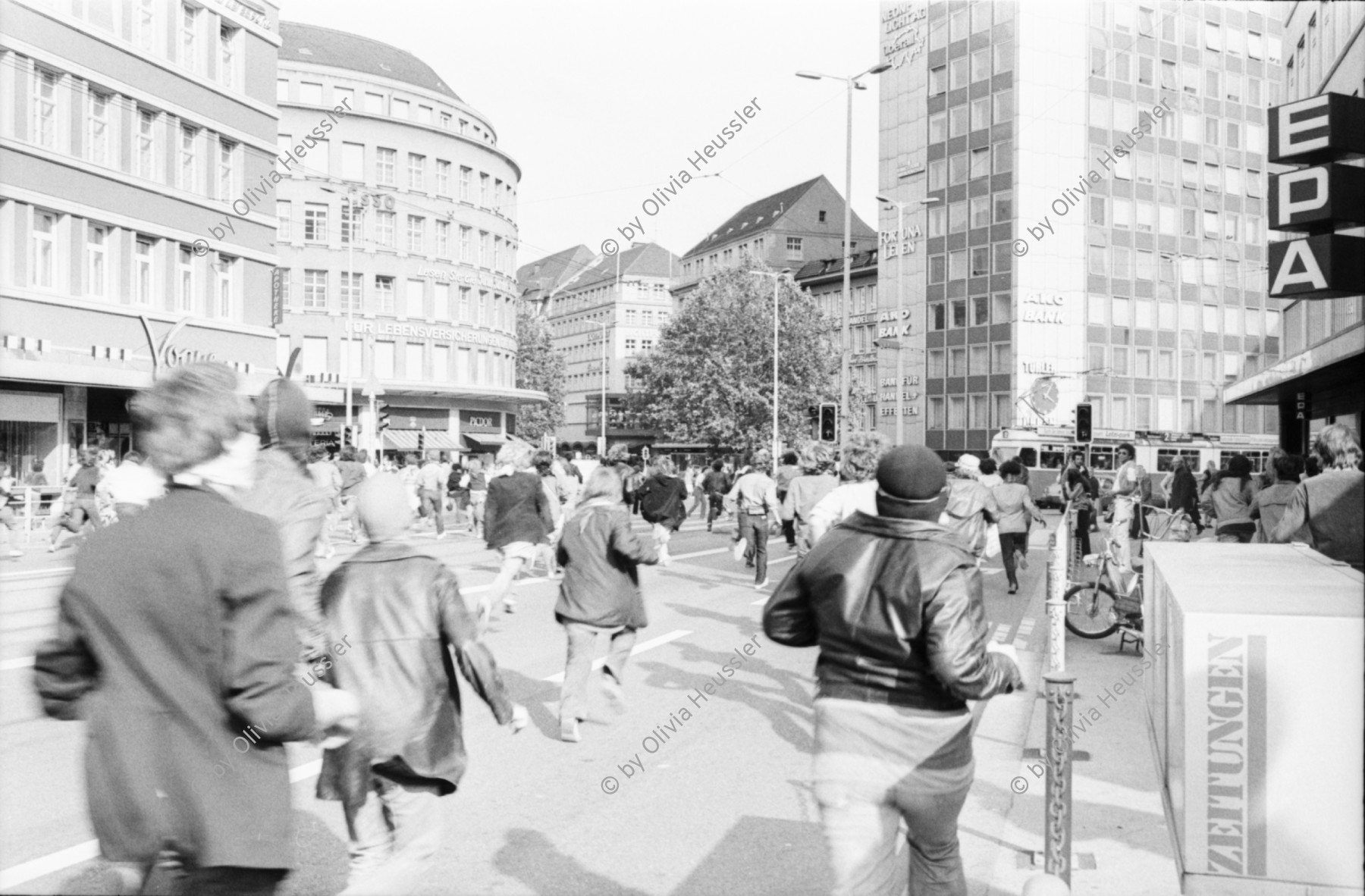 Image of sheet 19800341 photo 7: Nach Wohnungsnotdemonstration 137 Verhaftungen. Stauffacher Umbau. 'Tausche 4 Zi Abbruchwohnung gegen Villa am Zürichberg' 'Beton macht krank und unberechenbar' Helvetiaplatz. An der Nüschelerstrasse gibt es ein Polizeieinsatz mit Tränengas, die Leute flüchten in die Parkgarage. Verhaftung. Limmatquai Kurz Schaufenster wird eingeschlagen Getränke ausgeraubt Bellevue wird von Militär und Polizeifahrzeugen besetzt. Ein verwundeter wird am Limmatquai von der Sanität betreut und abgeholt.
Jugendbewegung Bewegig AJZ Zürcher Jugendunruhen Demonstrationen
Zürich protest youth movement 1980