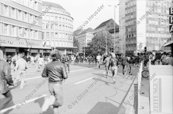 Image of sheet 19800341 photo 8: Demonstranten rennen an der Sihlporte während Wohnungsnotdemonstration 1980 in Zürich.
Jugendbewegung Bewegig Zürcher Jugendunruhen Demonstrationen
protest youth movement