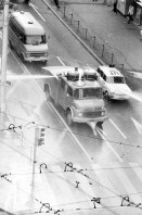 Image of sheet 19800342 photo 15: Die Demo mit ca 1000 Menschen wird mit 9 Polizei-, Militärfahrzeuge  und Wasserwerfer aufgelöst. Tränengas Einsatz.
Es folgen:
Ausschreitungen mit Plünderungen, Sachbeschädigungen und einer Brandstiftung im Raum Bellevue im Anschluss an die unbewilligte Wohnungsnot Demonstration. 137 Verhaftungen.
Zürich youth movement protest 1980 √