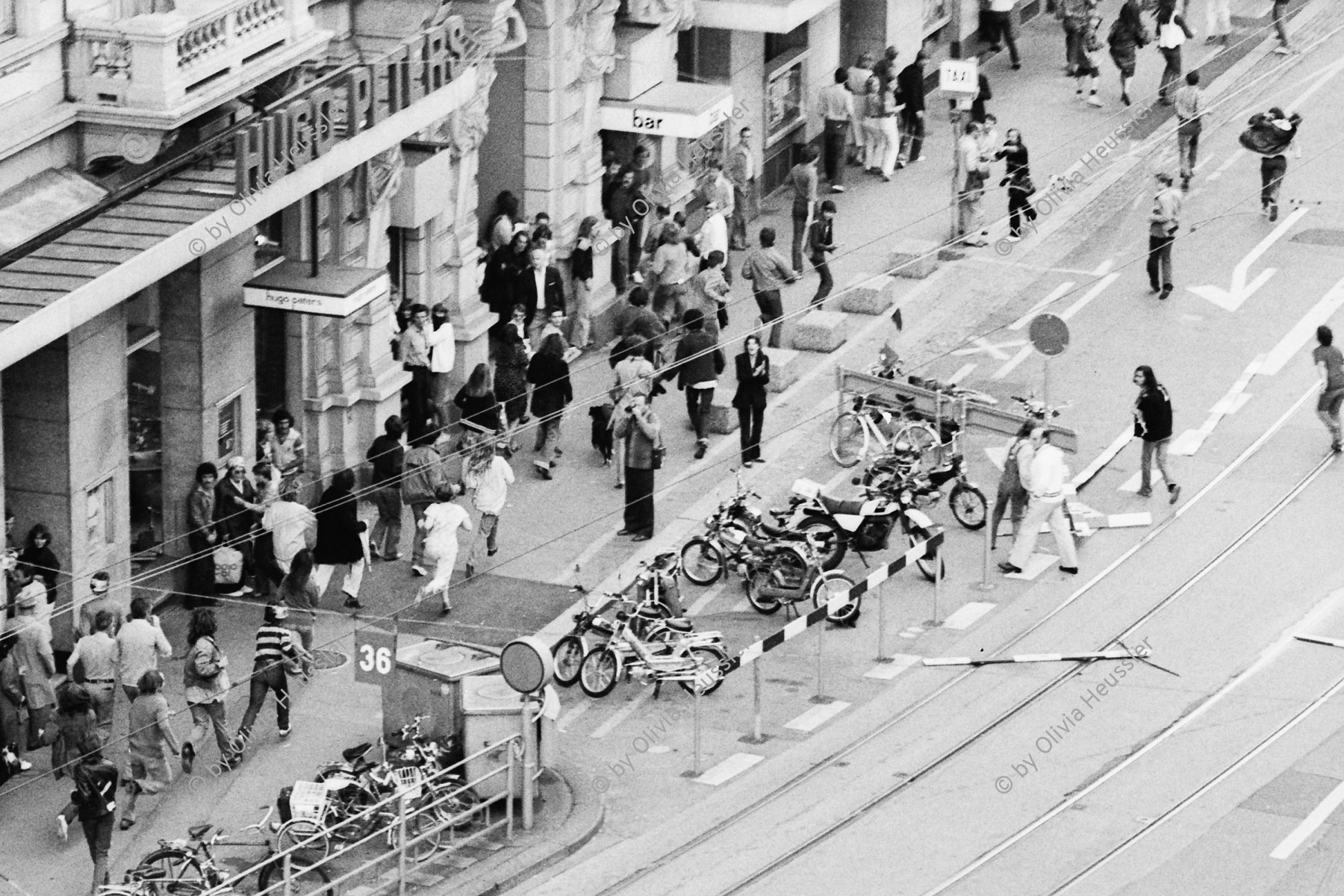 Image of sheet 19800342 photo 16: Die Demo mit ca 1000 Menschen wird mit 9 Polizei-, Militärfahrzeuge  und Wasserwerfer aufgelöst. Tränengas Einsatz.
Es folgen:
Ausschreitungen mit Plünderungen, Sachbeschädigungen und einer Brandstiftung im Raum Bellevue im Anschluss an die unbewilligte Wohnungsnot Demonstration. 137 Verhaftungen.
Zürich youth movement protest 1980 √