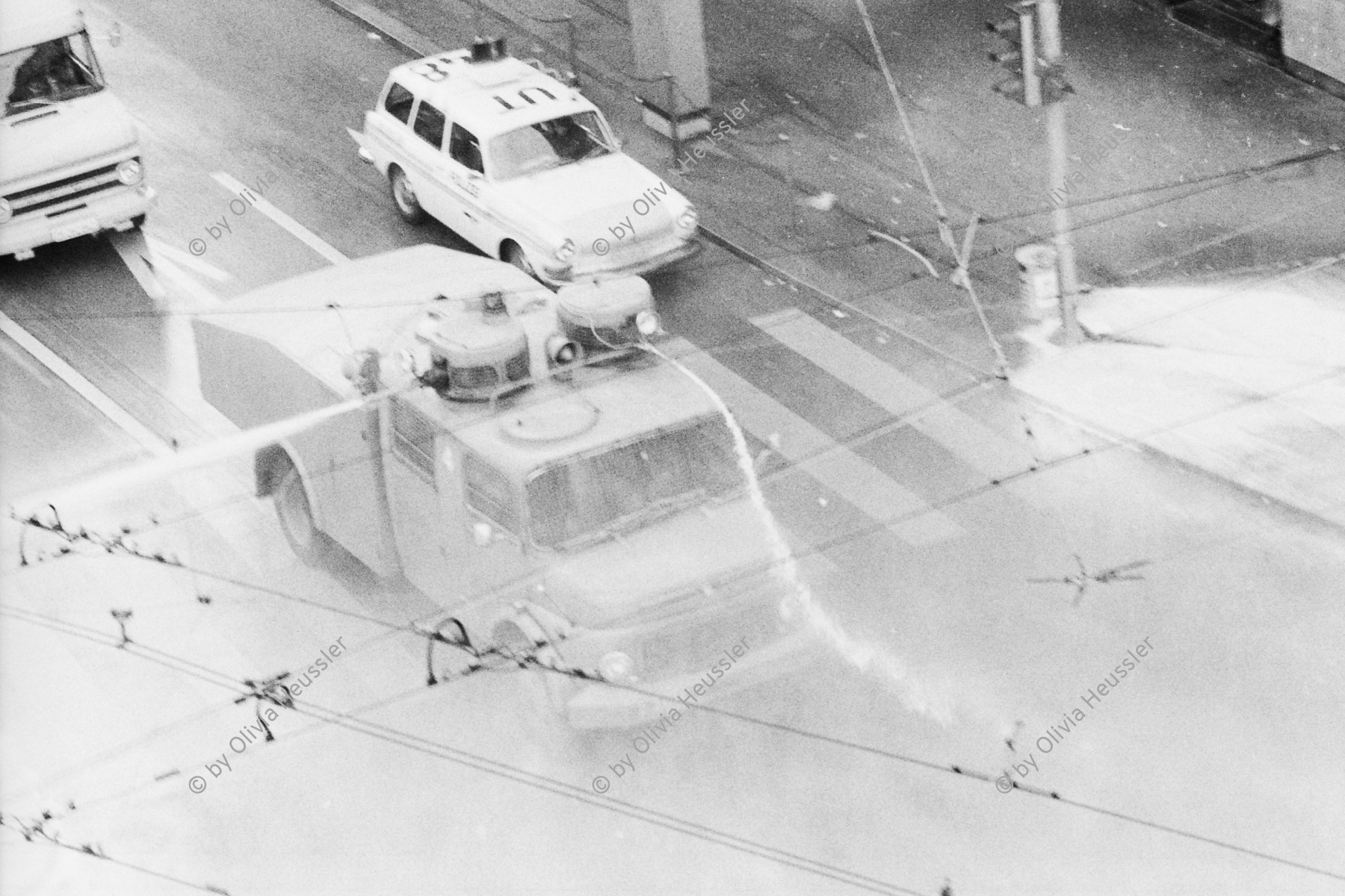 Image of sheet 19800342 photo 17: Die Demo mit ca 1000 Menschen wird mit 9 Polizei-, Militärfahrzeuge  und Wasserwerfer aufgelöst. Tränengas Einsatz.
Es folgen:
Ausschreitungen mit Plünderungen, Sachbeschädigungen und einer Brandstiftung im Raum Bellevue im Anschluss an die unbewilligte Wohnungsnot Demonstration. 137 Verhaftungen.
Zürich youth movement protest 1980 √