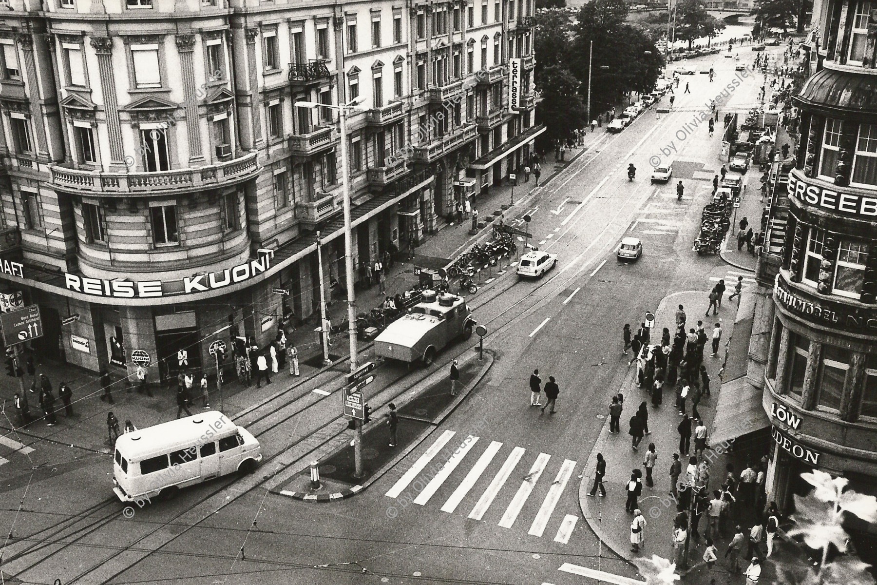 Image of sheet 19800342 photo 3: Ausschreitungen mit Plünderungen, Sachbeschädigungen und einer Brandstiftung im Raum Bellevue im Anschluss an die unbewilligte Wohnungsnot Demonstration. 137 Verhaftungen.
Zürich youth movement protest 1980 √