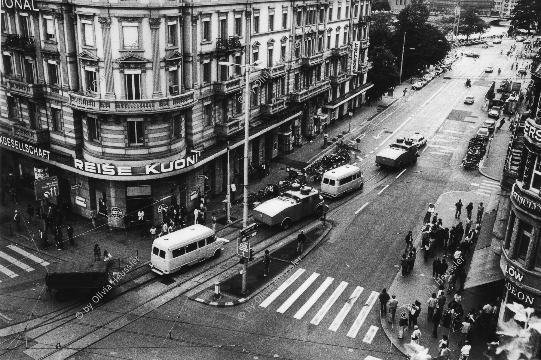 Image of sheet 19800342 photo 4: Ausschreitungen mit Plünderungen, Sachbeschädigungen und einer Brandstiftung im Raum Bellevue im Anschluss an die unbewilligte Wohnungsnot Demonstration. 137 Verhaftungen.
Jugendbewegung Bewegig AJZ Zürcher Jugendunruhen Demonstrationen √