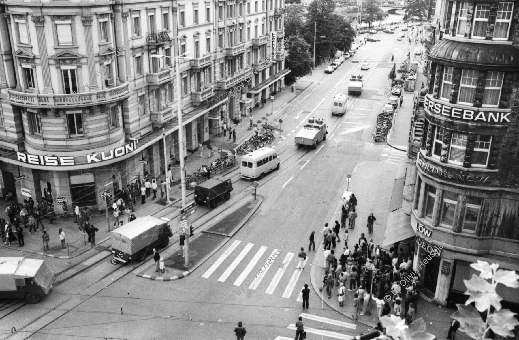 Image of sheet 19800342 photo 7: Nach Wohnungsnot Demonstration am Bellevue mit Tränengas Einsatz, Zürich 1980. 

Zürich youth movement protest 1980 √  Schweiz Switzerland Suisse Europe