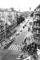 Image of sheet 19800342 photo 9: Die Demo mit ca 1000 Menschen wird mit 9 Polizei-, Militärfahrzeuge  und Wasserwerfer aufgelöst. Tränengas Einsatz.
Es folgen:
Ausschreitungen mit Plünderungen, Sachbeschädigungen und einer Brandstiftung im Raum Bellevue im Anschluss an die unbewilligte Wohnungsnot Demonstration. 137 Verhaftungen.
Zürich youth movement protest 1980 √