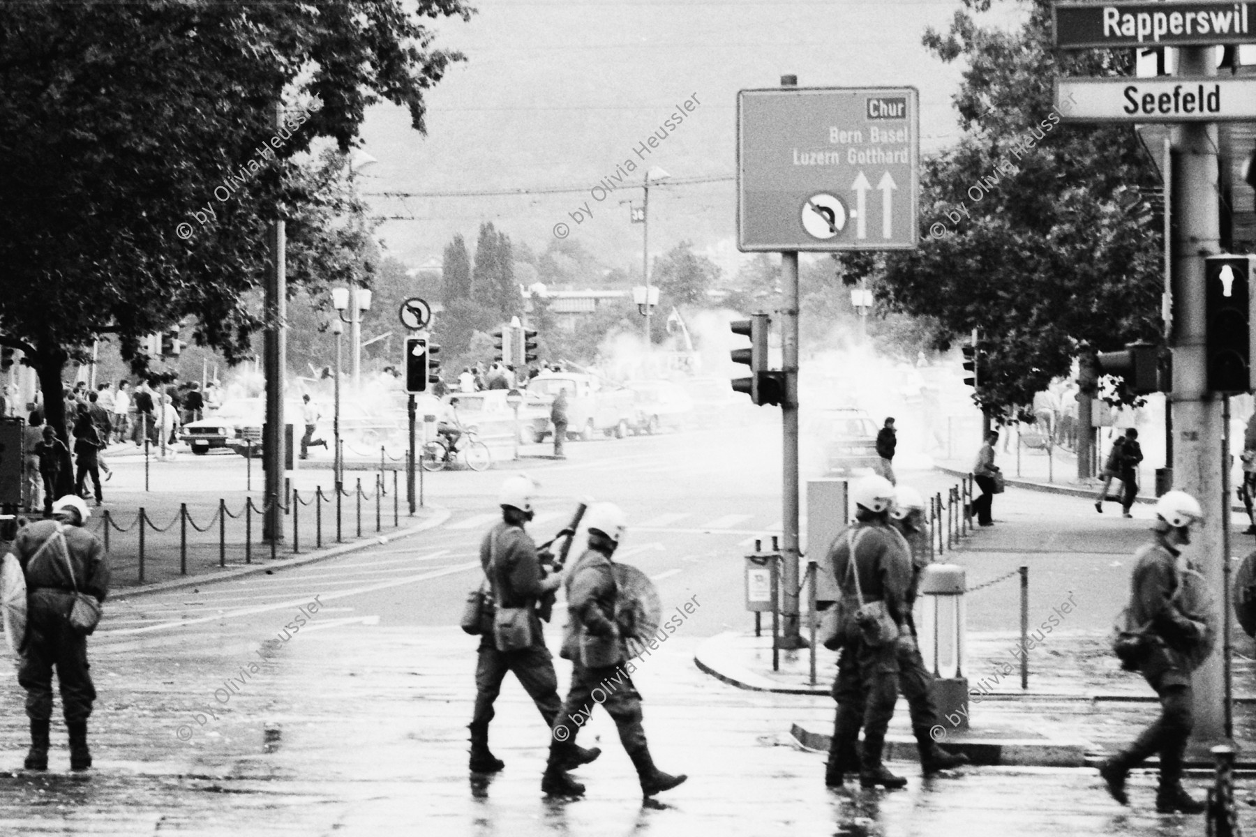 Image of sheet 19800343 photo 10: Nach Wohnungsnot Demonstration am Bellevue mit Tränengas Einsatz, Zürich 1980. 

Zürich youth movement protest 1980 √  Schweiz Switzerland Suisse Europe