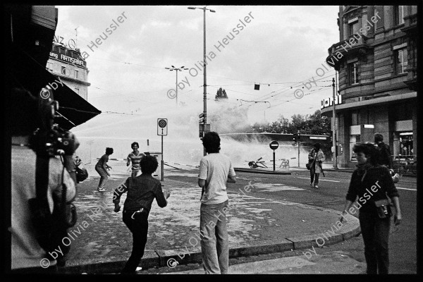 Image of sheet 19800343 photo 14: rund 1000 Jugendlichen. 137 Verhaftungen.
Jugendbewegung Bewegig AJZ Zürcher Jugendunruhen Demonstrationen
Aus: Zürich, Sommer 1980 p.25