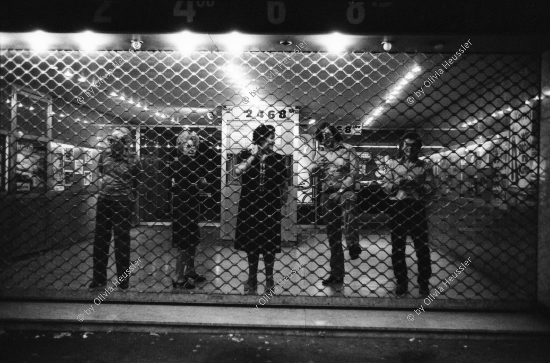 Image of sheet 19800343 photo 17: Gaffer stehen im Eingang des  Kino hinter Gitter, Zürich 1980. 
Jugendbewegung Bewegig AJZ Zürcher Jugendunruhen Demonstrationen