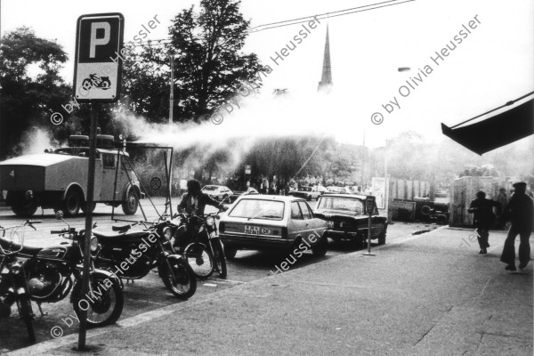 Image of sheet 19800343 photo 2: Limmatquai nach Wohnungsnot Demonstration am Bellevue mit Tränengas Einsatz, Zürich 1980. 
Jugendbewegung Bewegig AJZ Zürcher Jugendunruhen Demonstrationen