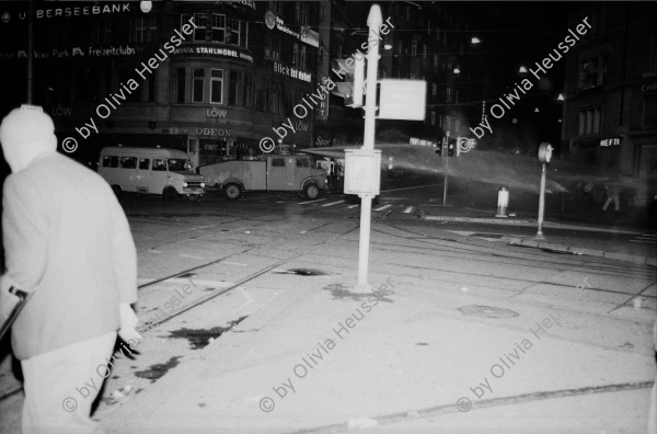 Image of sheet 19800343 photo 21: Aus: Zürich, Sommer 1980 p.45
Ausschreitungen mit Plünderungen, Sachbeschädigungen und einer Brandstiftung am 30. August im Raum Bellevue im Anschluss an eine unbewilligte Wohnungsnot Demonstration von rund 1000 Jugendlichen.
(137 Verhaftungen) Tränengas Einsatz. Barrikade. 
Jugendbewegung Bewegig AJZ Zürcher Jugendunruhen Demonstrationen
Zürich youth movement protest 1980 √ Schweiz Switzerland Suisse Europe