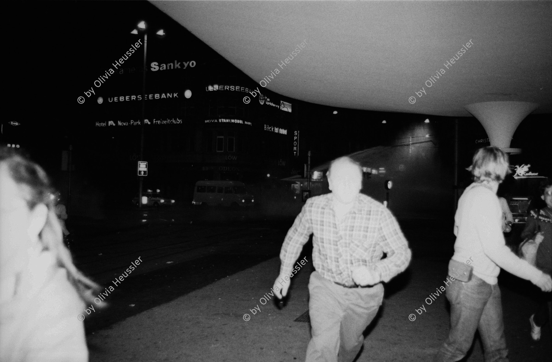 Image of sheet 19800343 photo 23: Menschen flüchten vor Tränengas an der Wohnungsnot Demonstration am Bellevue 1980 in Zürich.
Jugendunruhen Demonstrationen
 youth movement protest Schweiz