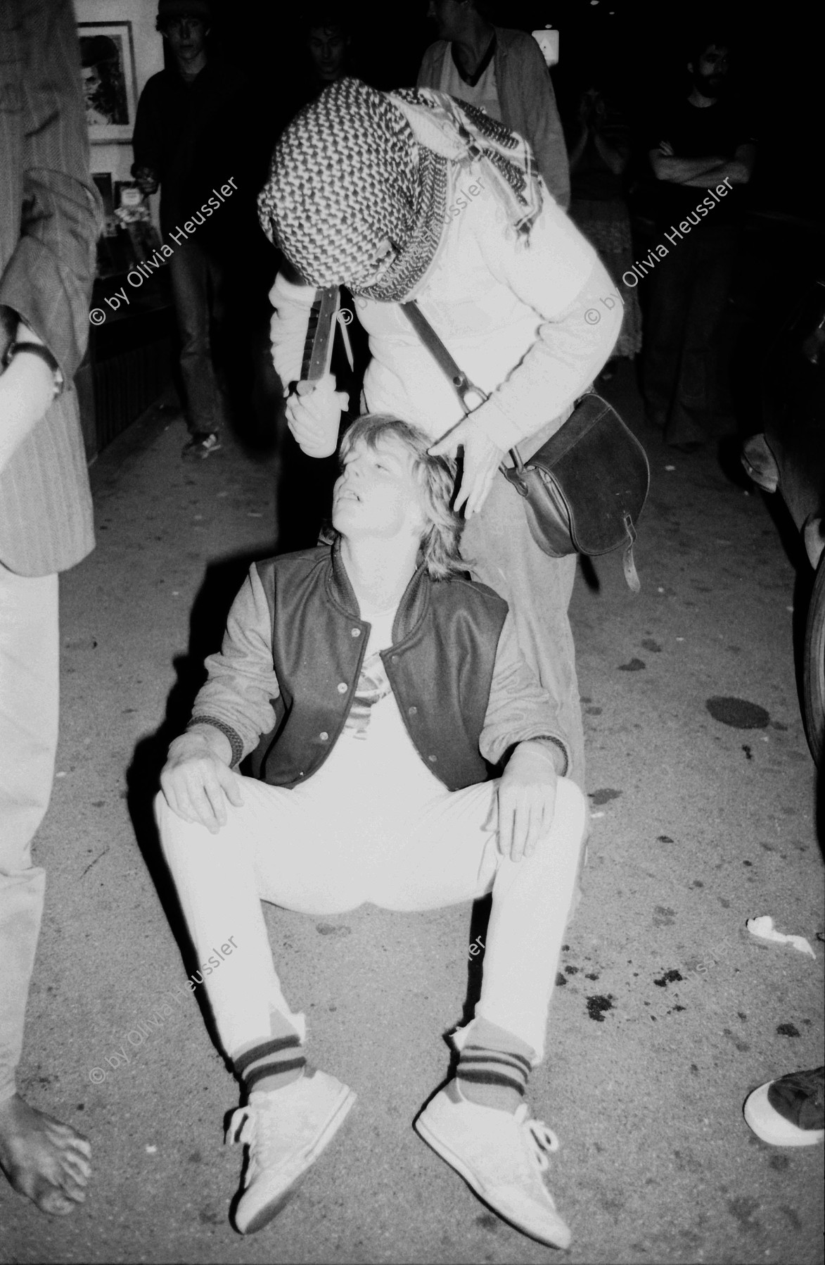 Image of sheet 19800343 photo 27: Die Augen eines Verletzten werden von der autonomen Sanität mit ZitronenWasser neutralisiert. Tränengas Verletzung
Demonstration von rund 1000 Jugendlichen.
(137 Verhaftungen) Tränengas Einsatz. Barrikade.
Jugendbewegung Bewegig AJZ Zürcher Jugendunruhen Demonstrationen
Zürich youth movement protest 1980 √ Schweiz Switzerland Suisse Europe