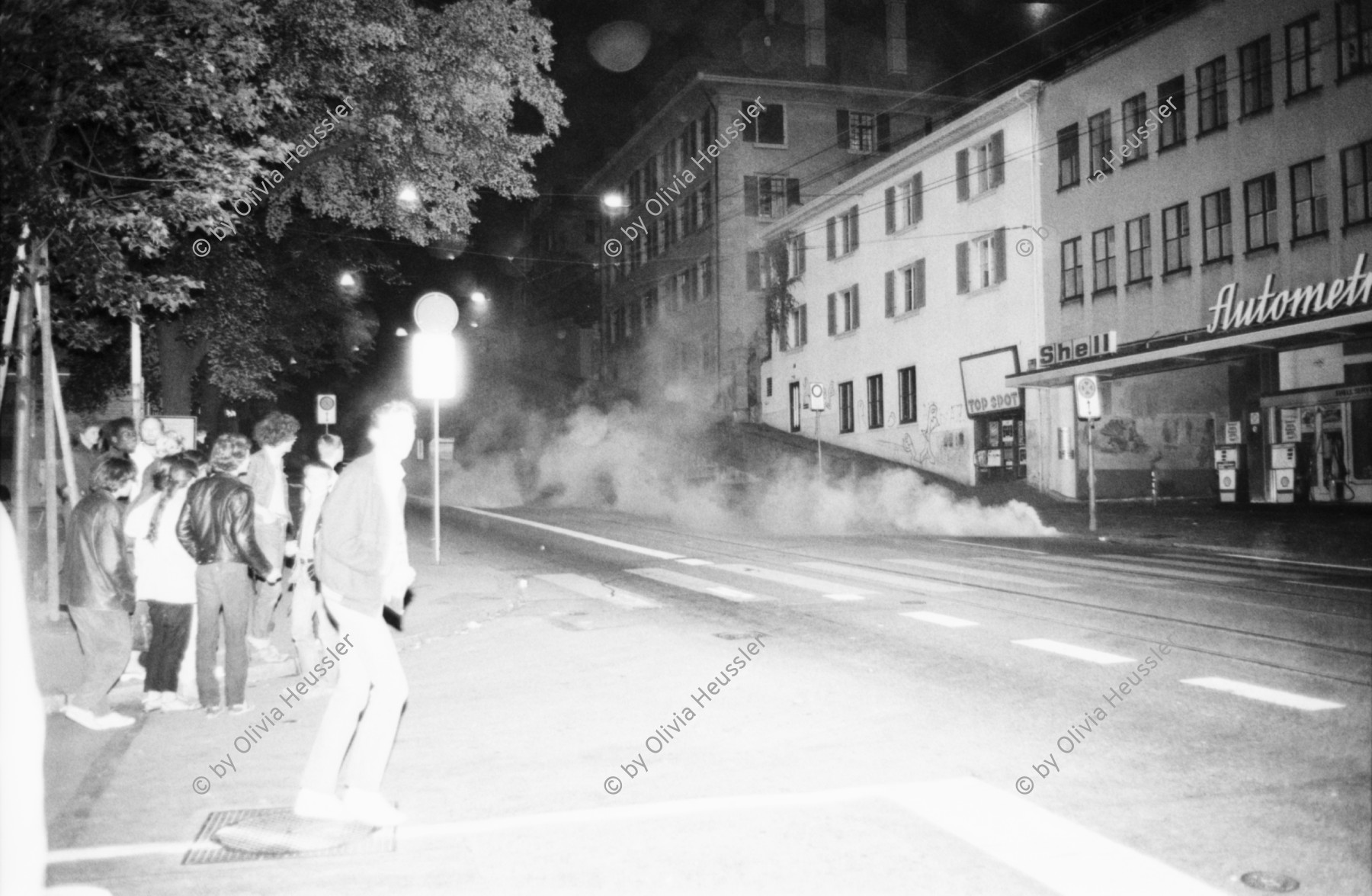 Image of sheet 19800343 photo 28: Rämistrasse, nach Wohnungsnot Demonstration am Bellevue mit Tränengas Einsatz, Zürich 1980. Nachtaufnahmen. 
Jugendbewegung Bewegig AJZ Zürcher Jugendunruhen Demonstrationen