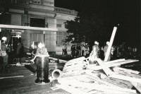 Image of sheet 19800343 photo 31: Ausschreitungen mit Plünderungen, Sachbeschädigungen und einer Brandstiftung am 30. August im Raum Bellevue im Anschluss an eine unbewilligte Wohnungsnot Demonstration von rund 1000 Jugendlichen.
Nach Wohnungsnot Demonstration (137 Verhaftungen) am Bellevue mit Tränengas Einsatz. Barrikade Nachtaufnahmen. vor dem Club Terrasse
Jugendbewegung Bewegig AJZ Zürcher Jugendunruhen Demonstrationen 1980
√
Schweiz Switzerland Suisse Europe