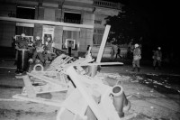 Image of sheet 19800343 photo 32: Ausschreitungen mit Plünderungen, Sachbeschädigungen und einer Brandstiftung am 30. August im Raum Bellevue im Anschluss an eine unbewilligte Wohnungsnot Demonstration von rund 1000 Jugendlichen.
(137 Verhaftungen) Tränengas Einsatz. Barrikade.
Jugendbewegung Bewegig AJZ Zürcher Jugendunruhen Demonstrationen
Zürich youth movement protest 1980 √ Schweiz Switzerland Suisse Europe