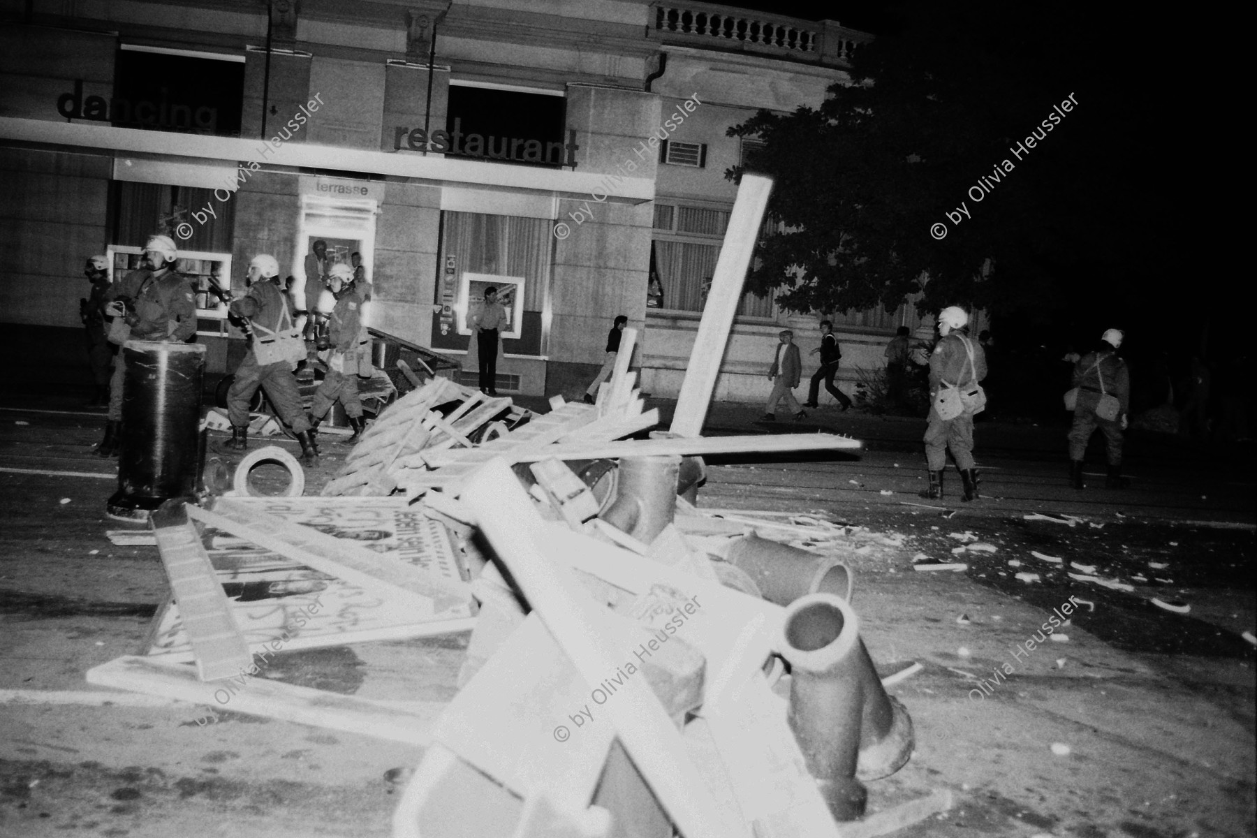 Image of sheet 19800343 photo 32: Ausschreitungen mit Plünderungen, Sachbeschädigungen und einer Brandstiftung am 30. August im Raum Bellevue im Anschluss an eine unbewilligte Wohnungsnot Demonstration von rund 1000 Jugendlichen.
(137 Verhaftungen) Tränengas Einsatz. Barrikade.
Jugendbewegung Bewegig AJZ Zürcher Jugendunruhen Demonstrationen
Zürich youth movement protest 1980 √ Schweiz Switzerland Suisse Europe