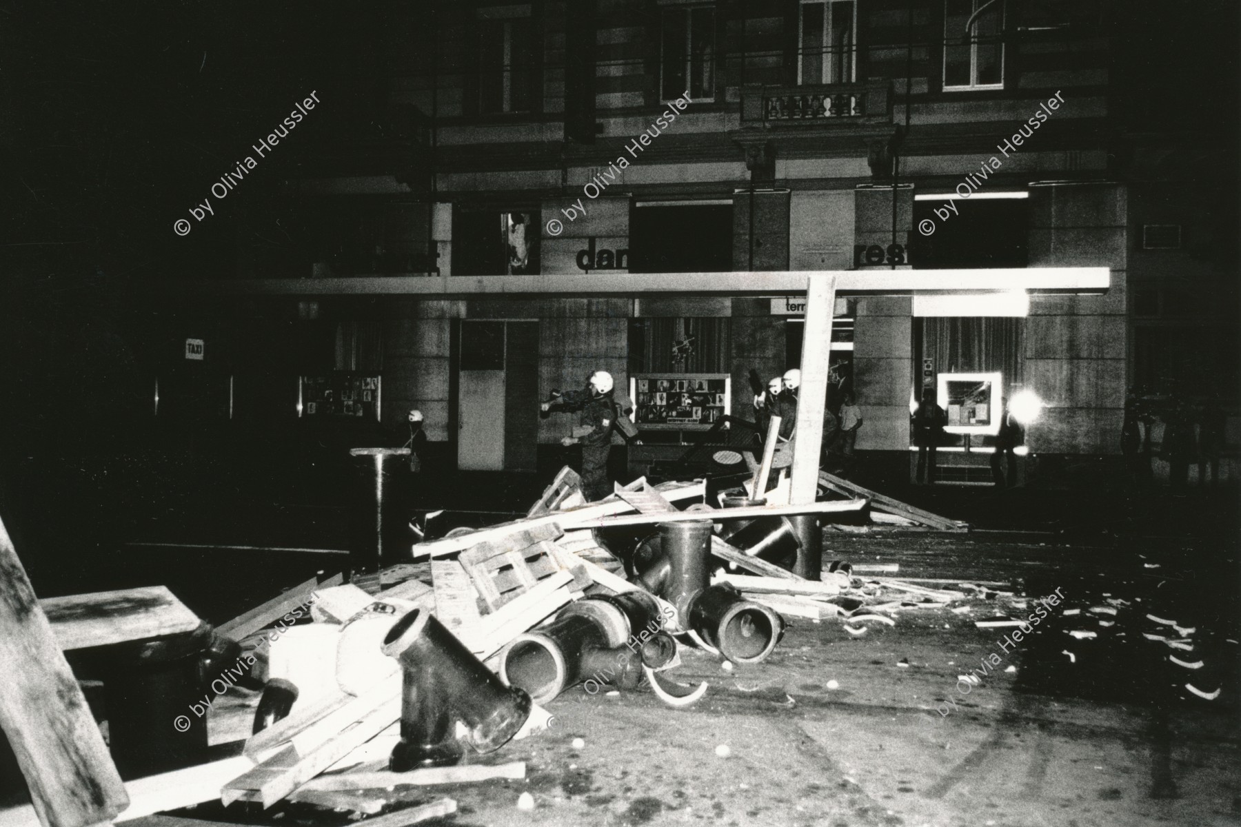 Image of sheet 19800343 photo 34: Ausschreitungen mit Plünderungen, Sachbeschädigungen und einer Brandstiftung am 30. August im Raum Bellevue im Anschluss an eine unbewilligte Wohnungsnot Demonstration von rund 1000 Jugendlichen.
(137 Verhaftungen) Tränengas Einsatz. Barrikade.
Jugendbewegung Bewegig AJZ Zürcher Jugendunruhen Demonstrationen
Zürich youth movement protest 1980 √ Schweiz Switzerland Suisse Europe