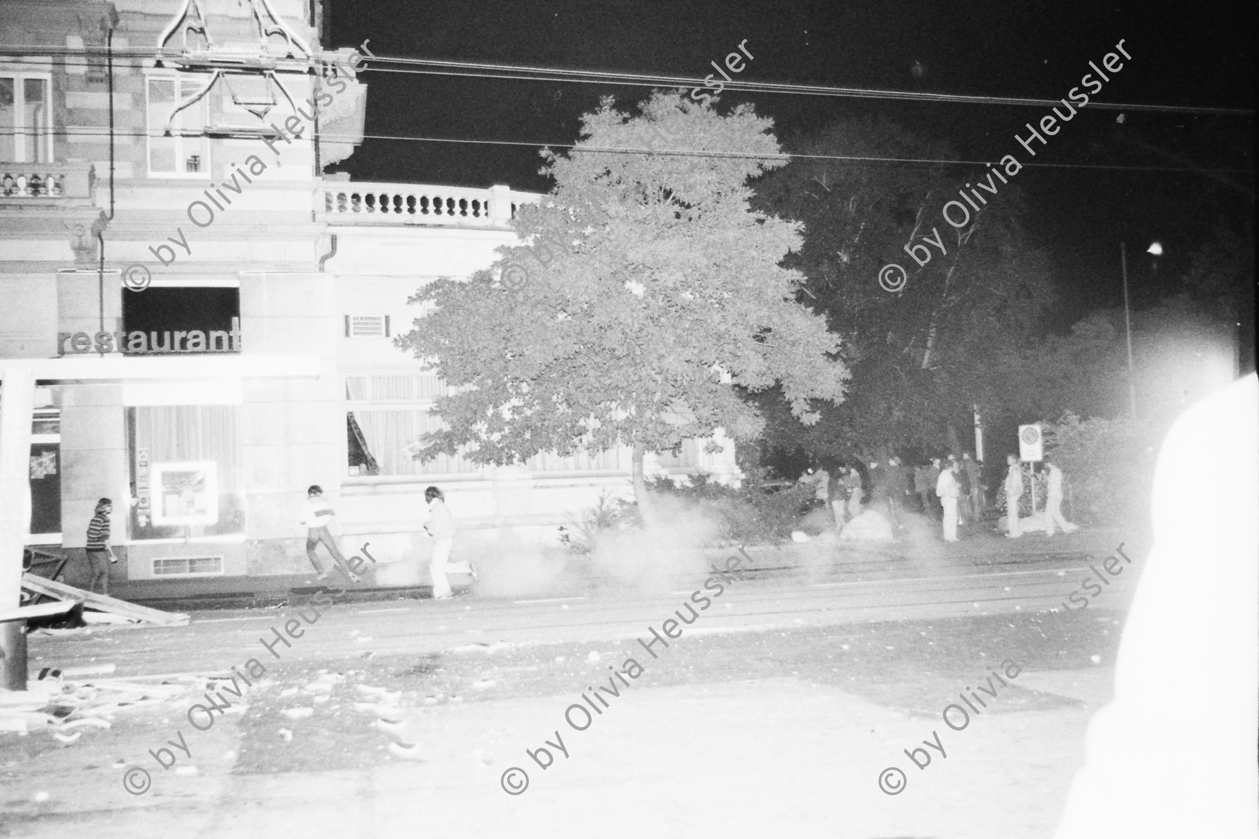 Image of sheet 19800343 photo 35: Ausschreitungen mit Plünderungen, Sachbeschädigungen und einer Brandstiftung am 30. August im Raum Bellevue im Anschluss an eine unbewilligte Wohnungsnot Demonstration von rund 1000 Jugendlichen.
(137 Verhaftungen) Tränengas Einsatz. Barrikade.
Jugendbewegung Bewegig AJZ Zürcher Jugendunruhen Demonstrationen
Zürich youth movement protest 1980 √ Schweiz Switzerland Suisse Europe