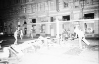 Image of sheet 19800343 photo 37: Barrikade vor dem Dancing Terrasse, 1980 in Zürich.
Jugendbewegung Bewegig Zürcher Jugendunruhen Demonstrationen