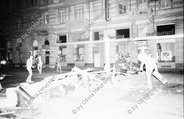 Image of sheet 19800343 photo 37: Barrikade vor dem Dancing Terrasse, 1980 in Zürich.
Jugendbewegung Bewegig Zürcher Jugendunruhen Demonstrationen