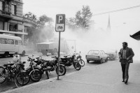Image of sheet 19800343 photo 6: Ausschreitungen mit Plünderungen, Sachbeschädigungen und einer Brandstiftung im Raum Bellevue im Anschluss an die unbewilligte Wohnungsnot Demonstration. 137 Verhaftungen.
Zürich youth movement protest 1980 √ Schweiz Switzerland Suisse Europe