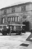 Image of sheet 19800361 photo 1: Demo zur Schliessung des AJZ vor dem Kunsthaus stehen Grenadiere und ihre Fahrzeuge. Sie kontrollieren PassantInnen vor dem Zürcher Kunsthaus am Pfauen. Polizeibeamte Grenadiere Militärfahrzeug Truppentransporter 
Bronzeskulptur «Das Höllentor» von Auguste Rodin schmückt seit 1949 die Fassade des Zürcher Kunsthauses. Das fast sieben Meter hohe und acht ...
Jugendbewegung Bewegig AJZ Zürcher Jugendunruhen Demonstrationen
Zürich Youth movement 1980 √

Jugendbewegung Bewegig AJZ Zürcher Jugendunruhen Demonstrationen
Zürich Youth movement 1980
