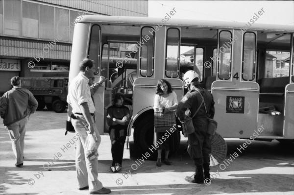 Image of sheet 19800361 photo 11: Vor dem Zürcher Kunsthaus verhaften Grenadiere eine junge Frau, Zürich 1980. 

Jugendbewegung Bewegig AJZ Zürcher Jugendunruhen Demonstrationen
Zürich Youth movement 1980