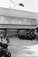 Image of sheet 19800361 photo 13: Demo zur Schliessung des AJZ vor dem Kunsthaus stehen Grenadiere und ihre Fahrzeuge. Sie kontrollieren PassantInnen. Calder Mobile hängt vor dem Zürcher Kunsthaus am Pfauen. 
Jugendbewegung Bewegig AJZ Zürcher Jugendunruhen Demonstrationen
Zürich Youth movement 1980 √
