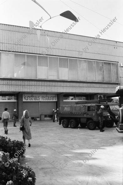 Image of sheet 19800361 photo 13: Demo zur Schliessung des AJZ vor dem Kunsthaus stehen Grenadiere und ihre Fahrzeuge. Sie kontrollieren PassantInnen. Calder Mobile hängt vor dem Zürcher Kunsthaus am Pfauen. 
Jugendbewegung Bewegig AJZ Zürcher Jugendunruhen Demonstrationen
Zürich Youth movement 1980 √