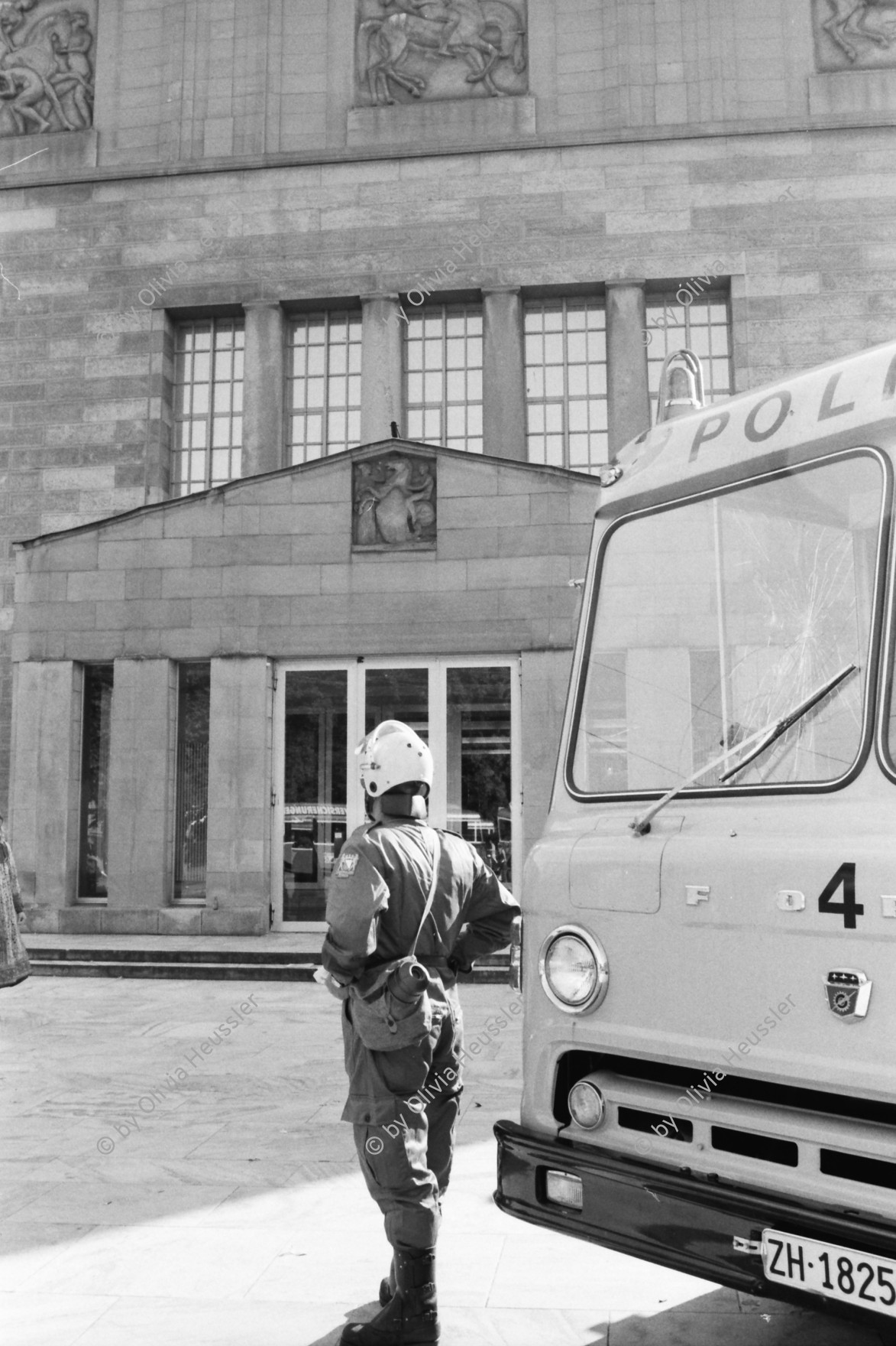 Image of sheet 19800361 photo 16: Demo zur Schliessung des AJZ vor dem Kunsthaus stehen Grenadiere und ihre Fahrzeuge. Sie kontrollieren PassantInnen. Calder Mobile hängt vor dem Zürcher Kunsthaus am Pfauen. 
Jugendbewegung Bewegig AJZ Zürcher Jugendunruhen Demonstrationen
Zürich Youth movement 1980 √