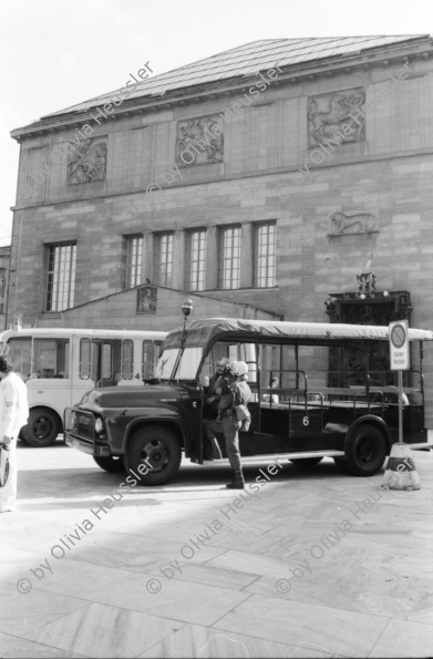 Image of sheet 19800361 photo 2: Beim Zürcher Kunsthaus stehen Grenadiere vor den Mannschaftswagen, 1980  Pfauen Zürich. 

Jugendbewegung Bewegig AJZ Zürcher Jugendunruhen Demonstrationen
Youth movement