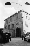 Image of sheet 19800361 photo 20: Demonstration zur Schliessung des AJZ vor dem Kunsthaus stehen Grenadiere und ihre Fahrzeuge. Sie kontrollieren PassantInnen. Calder Mobile hängt über dem Zürcher Kunsthaus am Pfauen. 
Jugendbewegung Bewegig AJZ Zürcher Jugendunruhen Demonstrationen
Zürich Youth movement 1980 √ Schweiz Switzerland art protest Europe 
copyright by Olivia Heussler