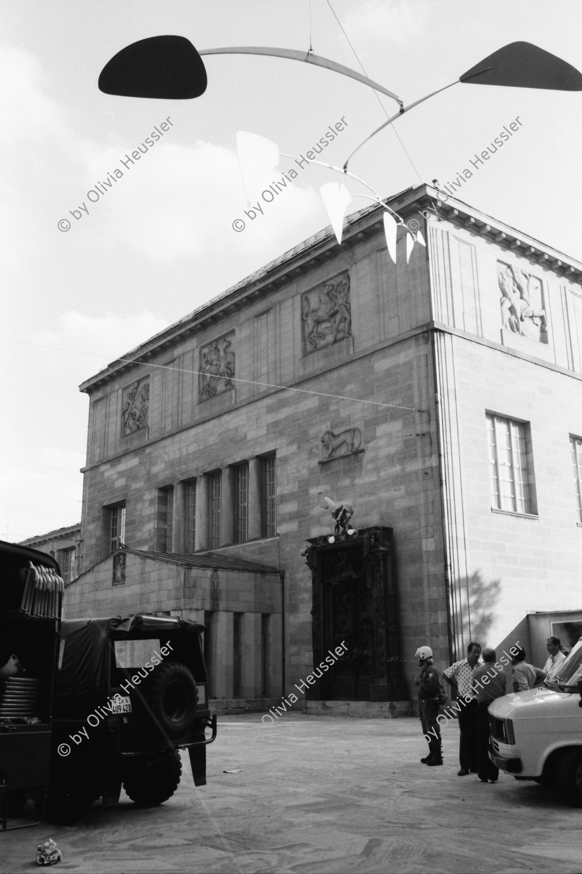 Image of sheet 19800361 photo 20: Demonstration zur Schliessung des AJZ vor dem Kunsthaus stehen Grenadiere und ihre Fahrzeuge. Sie kontrollieren PassantInnen. Calder Mobile hängt über dem Zürcher Kunsthaus am Pfauen. 
Jugendbewegung Bewegig AJZ Zürcher Jugendunruhen Demonstrationen
Zürich Youth movement 1980 √ Schweiz Switzerland art protest Europe 
copyright by Olivia Heussler