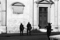 Image of sheet 19800361 photo 22: Demo zur Schliessung des AJZ vor dem Kunsthaus stehen Grenadiere und ihre Fahrzeuge. Sie kontrollieren PassantInnen vor dem Zürcher Kunsthaus am Pfauen. Graffittis 
Jugendbewegung Bewegig AJZ Zürcher Jugendunruhen Demonstrationen
Zürich Youth movement 1980 √