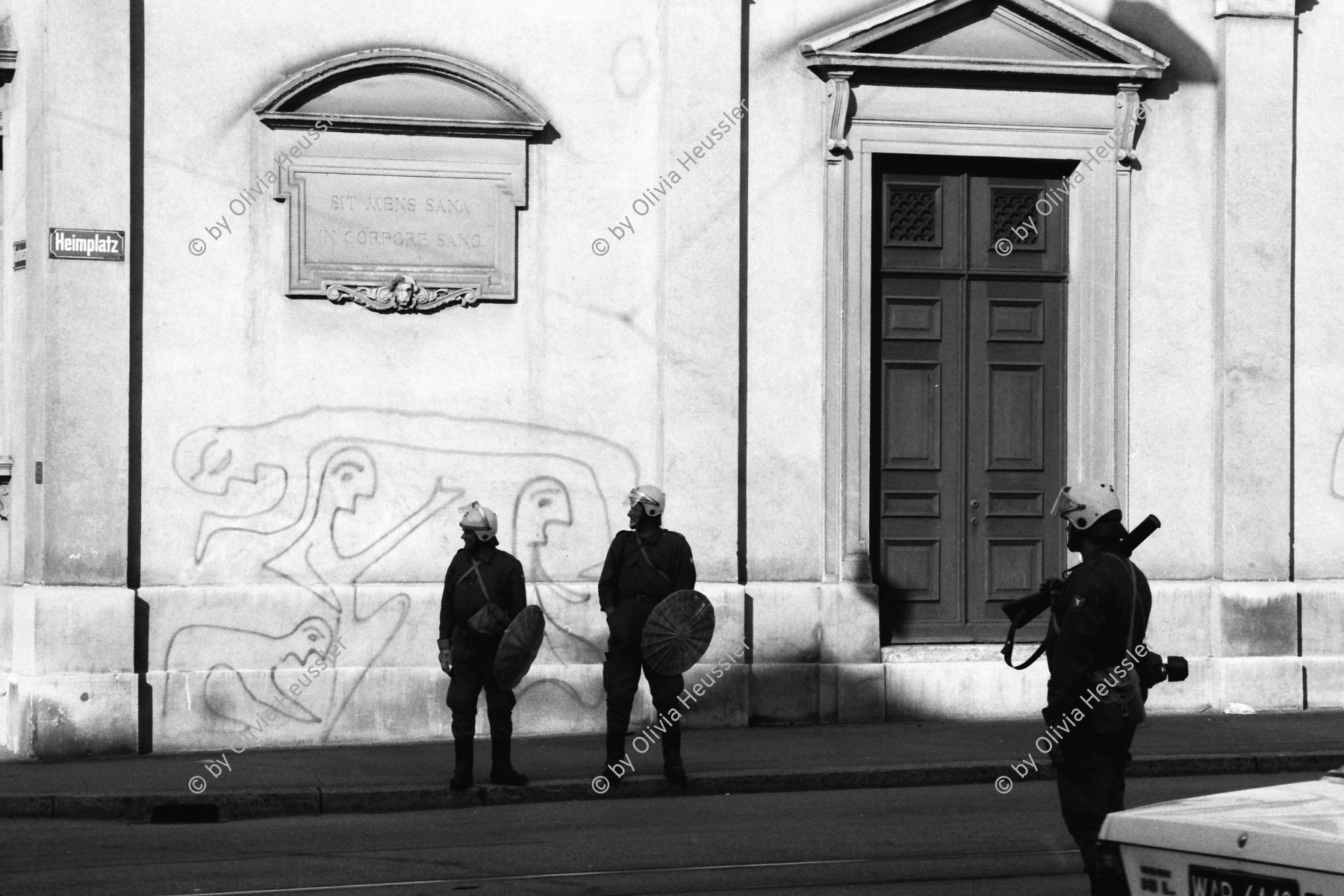 Image of sheet 19800361 photo 22: Demo zur Schliessung des AJZ vor dem Kunsthaus stehen Grenadiere und ihre Fahrzeuge. Sie kontrollieren PassantInnen vor dem Zürcher Kunsthaus am Pfauen. Graffittis 
Jugendbewegung Bewegig AJZ Zürcher Jugendunruhen Demonstrationen
Zürich Youth movement 1980 √