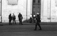 Image of sheet 19800361 photo 24: Gaffer und Polizei Grenadiere stehen vor Graffiti bei den Turnhallen am Zürcher Pfauen, Zürich 1980.

Jugendbewegung Bewegig Zürcher Jugendunruhen  Youth movement