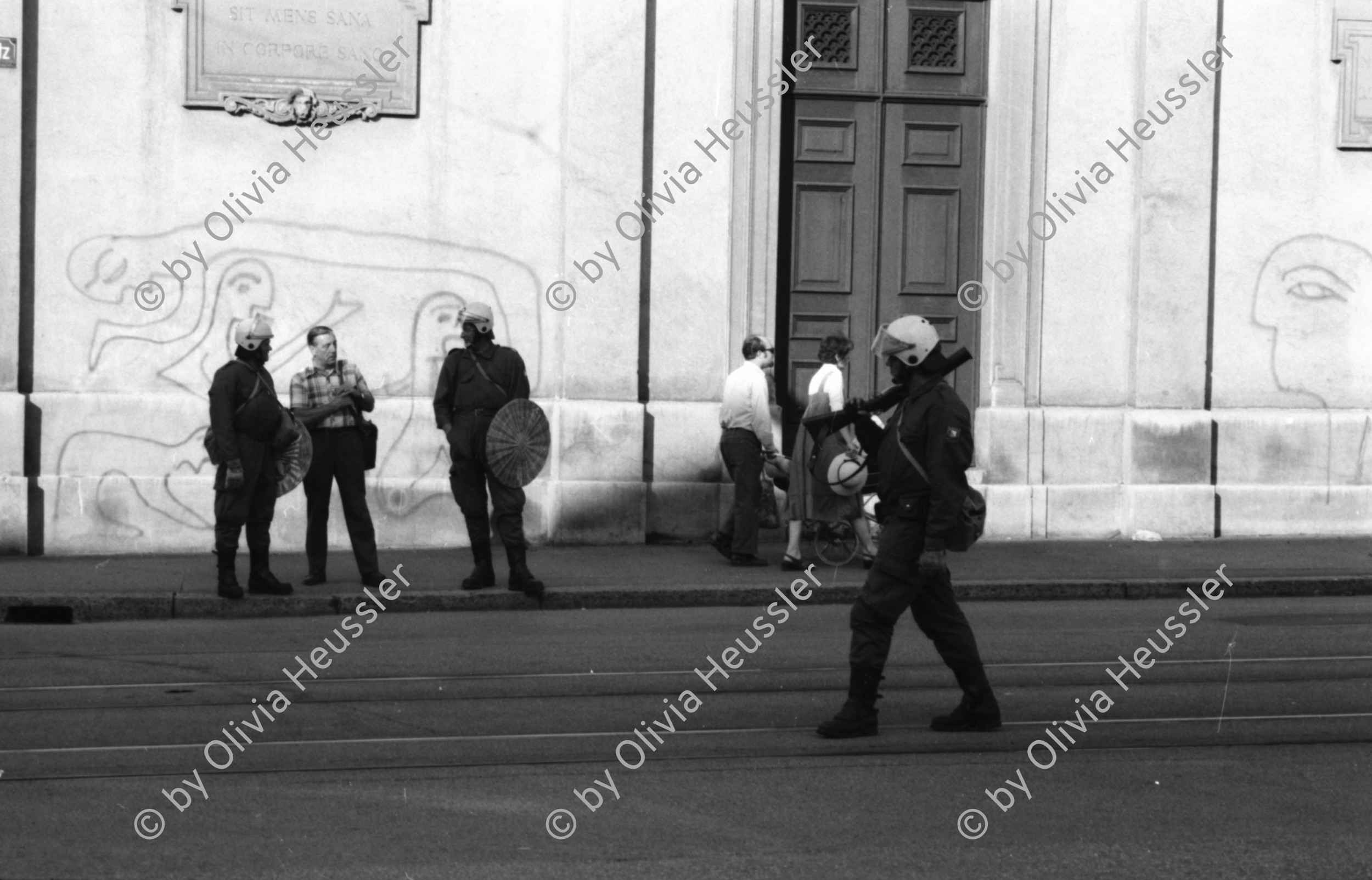 Image of sheet 19800361 photo 24: Gaffer und Polizei Grenadiere stehen vor Graffiti bei den Turnhallen am Zürcher Pfauen, Zürich 1980.

Jugendbewegung Bewegig Zürcher Jugendunruhen  Youth movement
