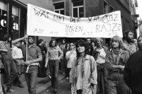 Image of sheet 19800361 photo 26: Demo zur Schliessung des AJZ. Transparent
 'Was gibt der Schwajz ihren rajz.' 
Jugendbewegung Bewegig AJZ Zürcher Jugendunruhen Demonstrationen Zürich Youth movement 1980 √